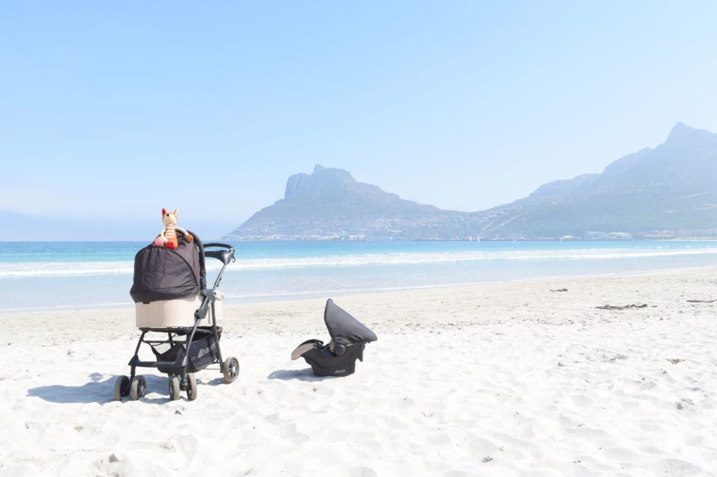 Kinderwagen und Kindersitz auf Reisen