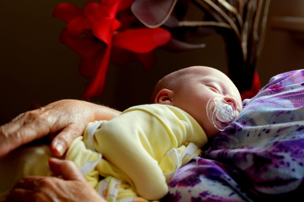 Baby Schläft auf dem Schoss