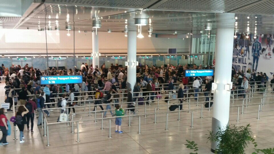Anstehen bei der Passkontrolle in CPT Airport