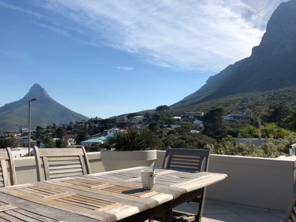 Erstmal einen guten Morgen Kaffde mit Blick auf den Lions head links und Tafelberg rechts