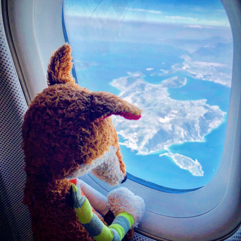 Sigit schaut aus dem Flugzeugfestern auf die Peloponnes