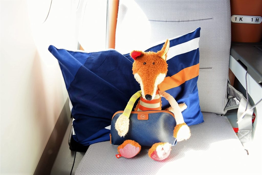 Sigi packt das Amenity Kit aus Lufthansa Business Class