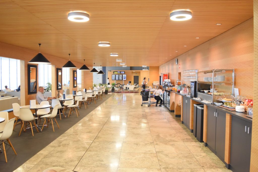 Tische mit Eames Lougne Chairs im Restaurantbereich