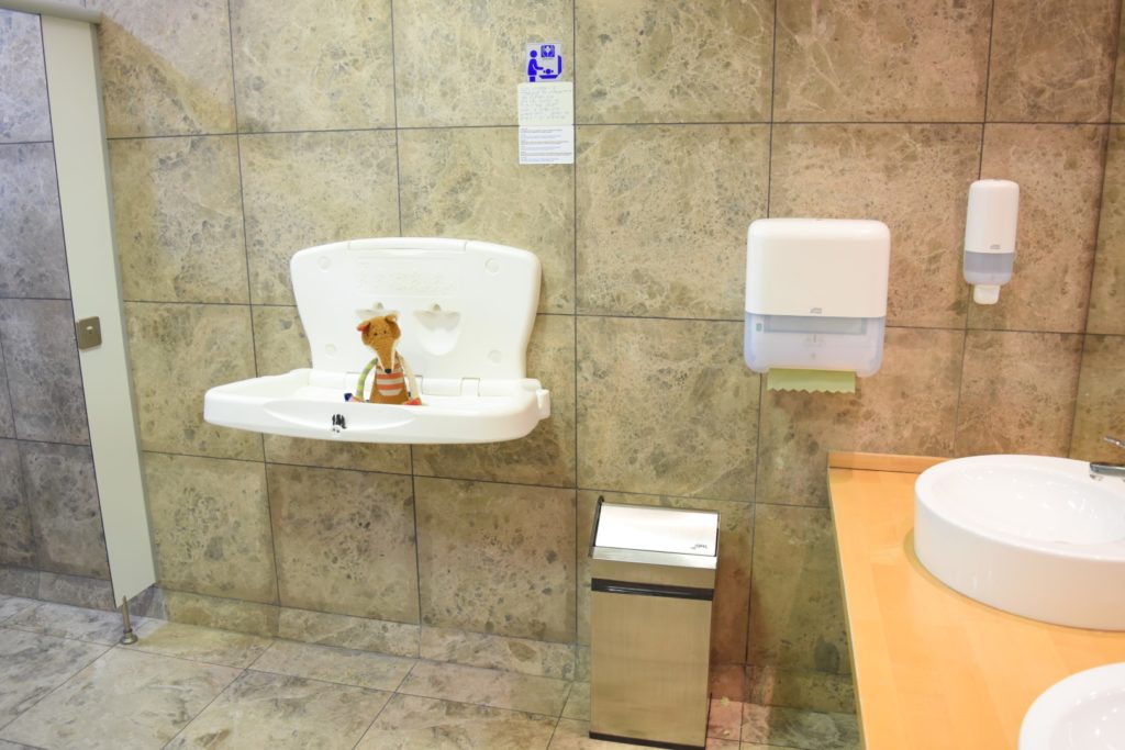 Sigi auf der Wickelschale Toilette Sala VIP Alicante Airport