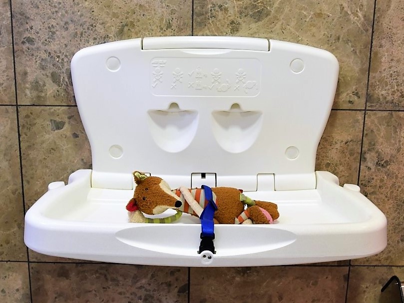 Sigi angeschnallt beim Windeln wechseln - Sala VIP Lounge Airport Alicante
