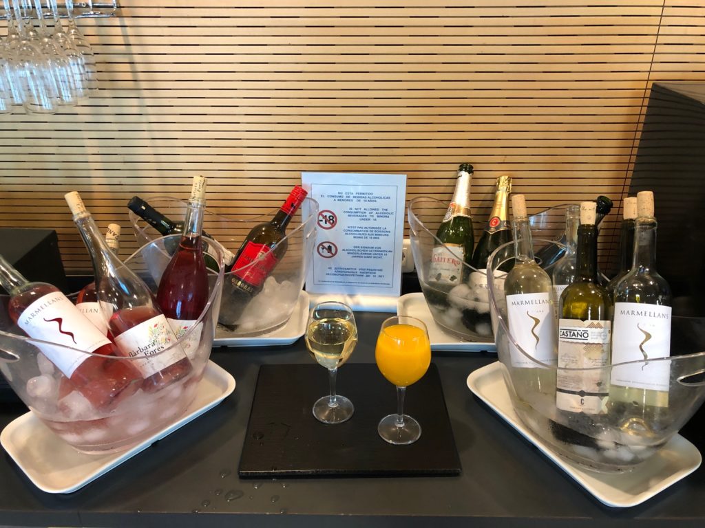 Champagner und Weißwein in der SALA VIP Lounge - Alicante Airport