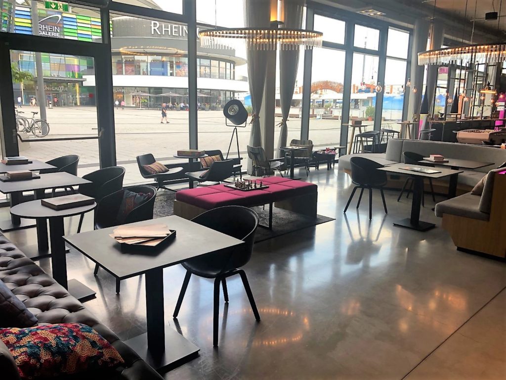 Moxy Hotel Ludwigshafen Lounge & Restaurantbereich