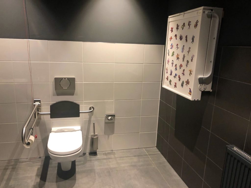 Moxy Hotel Ludwigshafen Toilette mit Wickeltisch