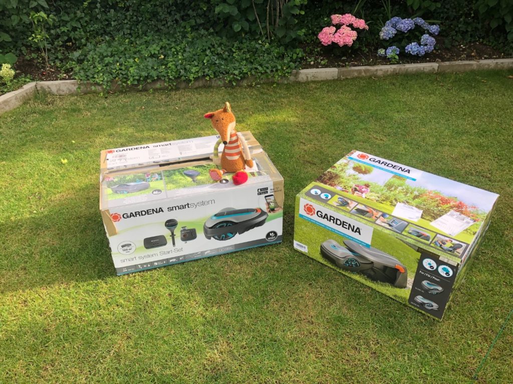 Gardena Smart System Control Set mit Rasenmäher, Water Control, Smart Sensor und Rasenrobotor Sileno City inklusive Gardena Garage