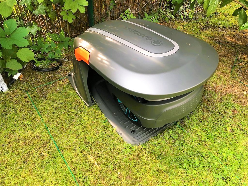 GARDENA Garage für Mähroboter dient als Sonnenschutz und Regenschutz