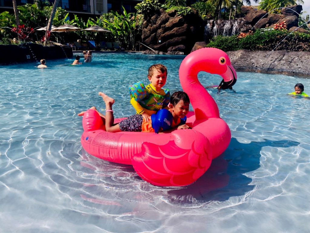 Größere Kinder haben viel Spaß mit dem Flamingo