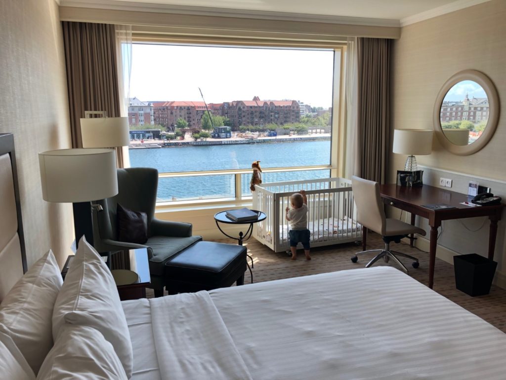 Marriott Kopenhagen mit Baby-Bett auf dem Zimmer