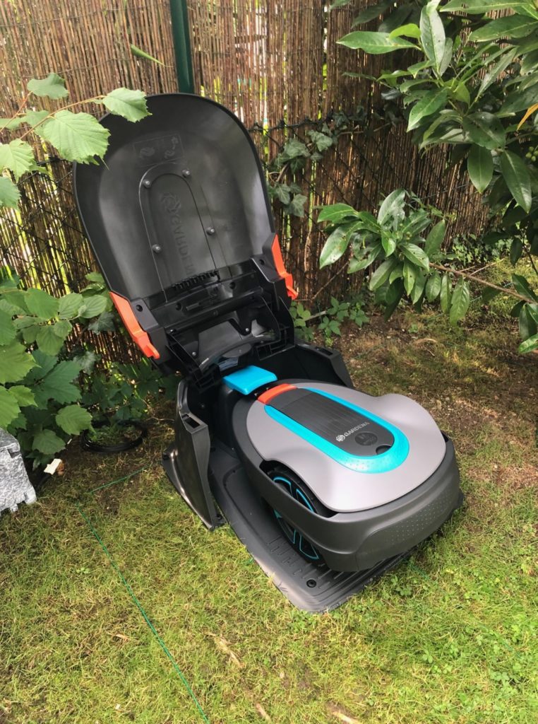 GARDENA Garage für Mähroboter ist aufklappbar.
