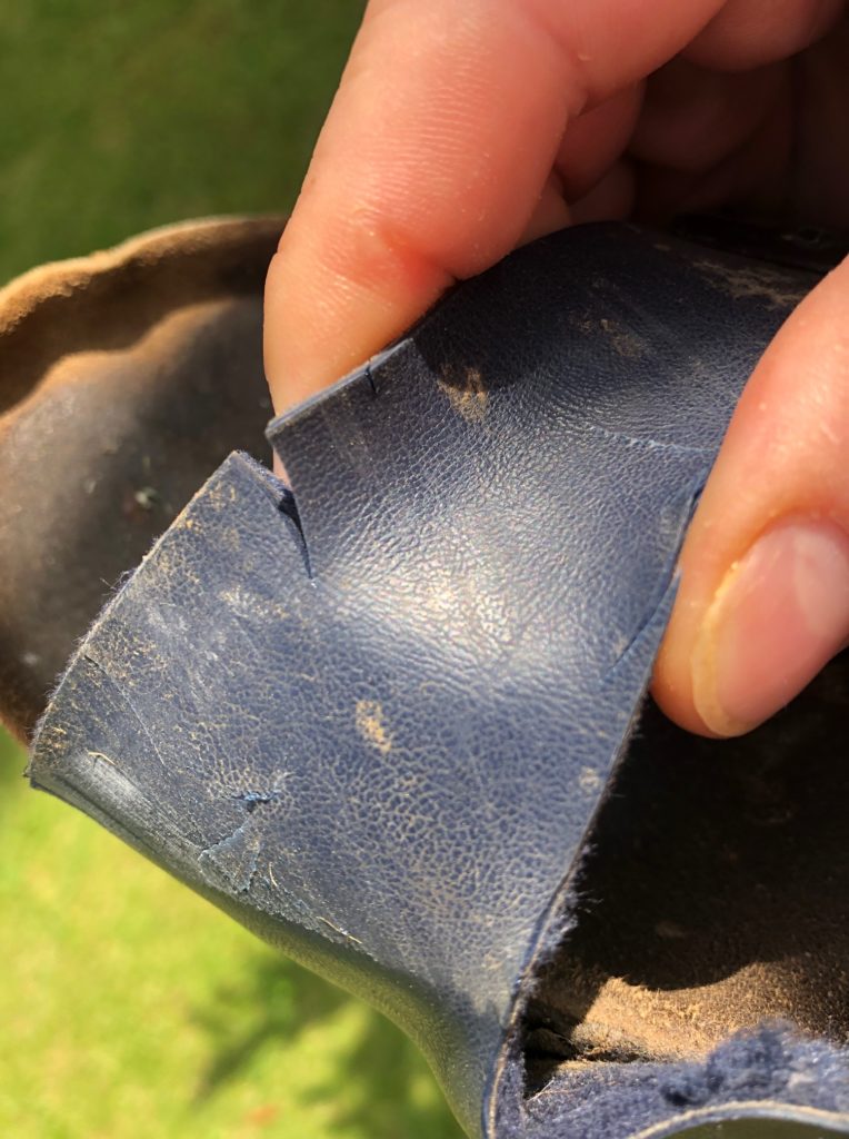 Schnitttiefe mit 2 cm tiefen Kerben im Leder von Birkenstocks