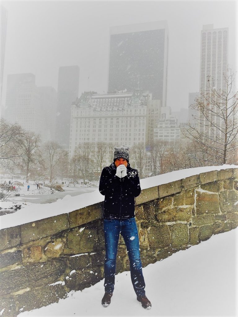 Papa friert bei einer Schneeballschlacht im Central Park, New York Ci