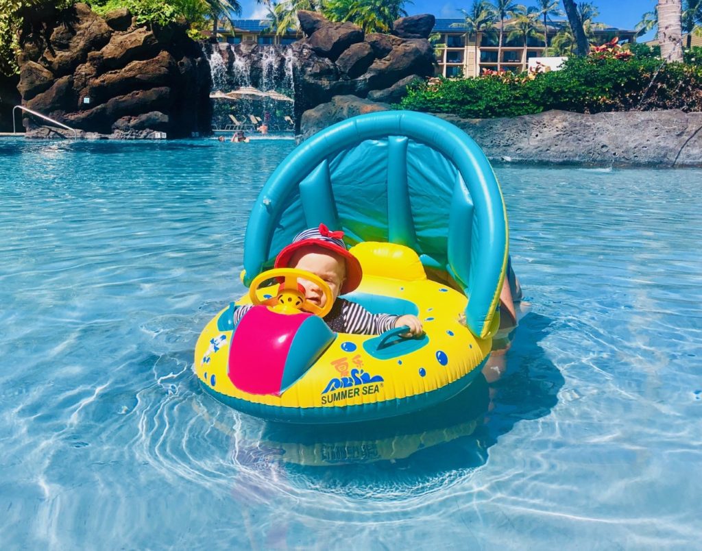 Vic im "Wassertaxi" Autoboot mit Sonnenschutz