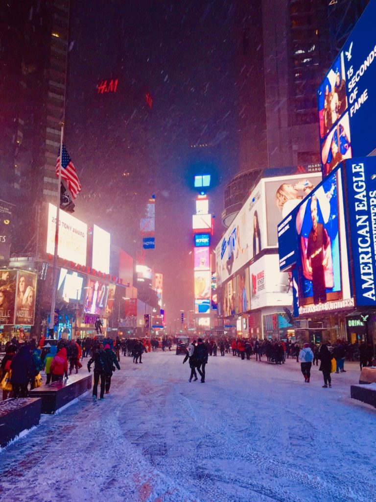 Am Times Square tanzen alle im Schnee