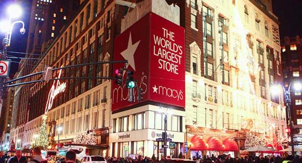 Das weltgrößte Kaufhaus Macy`s in New York City ist im Winter besonders hübsch und bombastisch dekoriert.