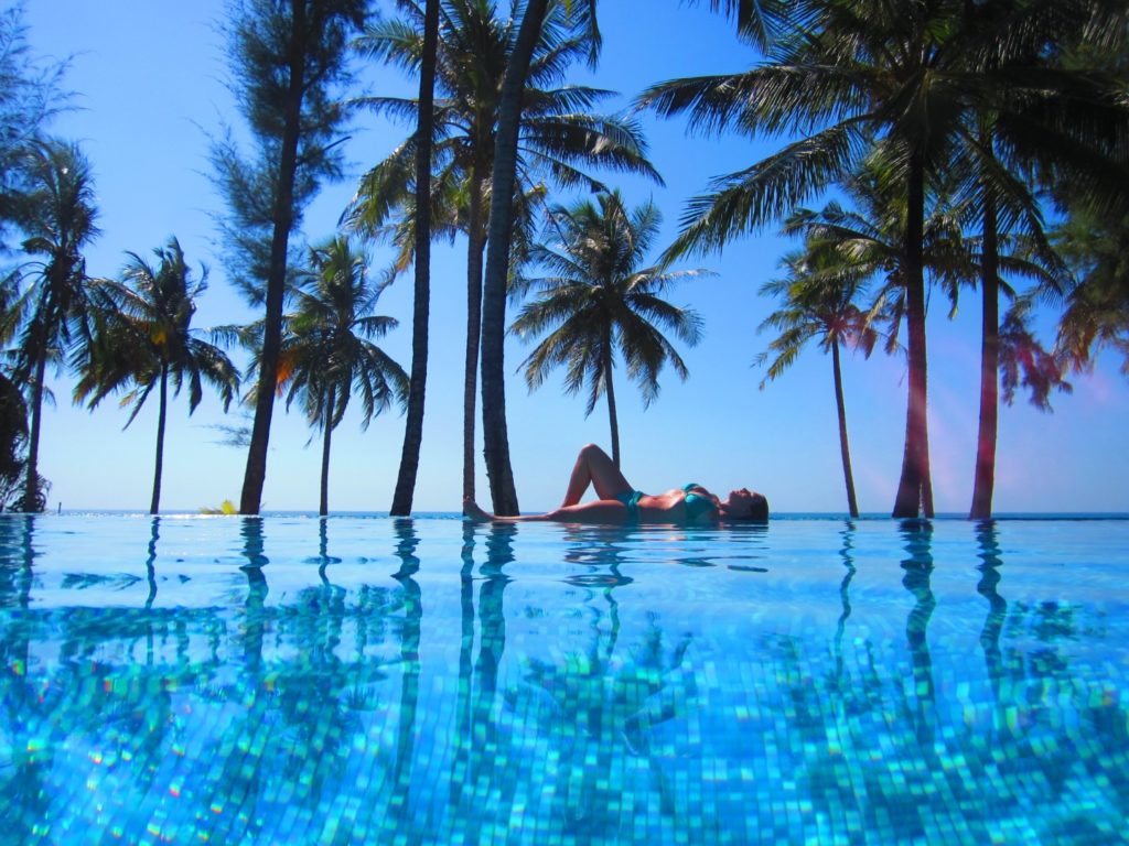 Mama entspannt am Pool in Khao Lak, Thailand