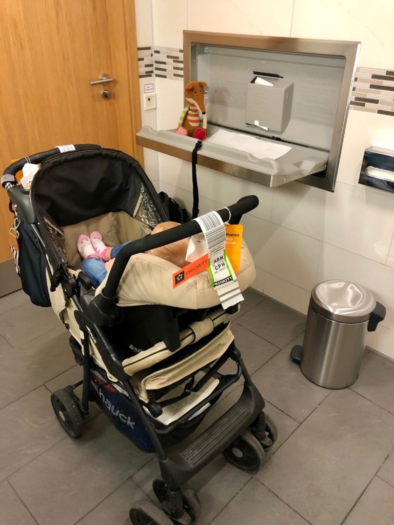 Windeln wechseln ind er Lufthansa Senator Lounge, Flughafen München