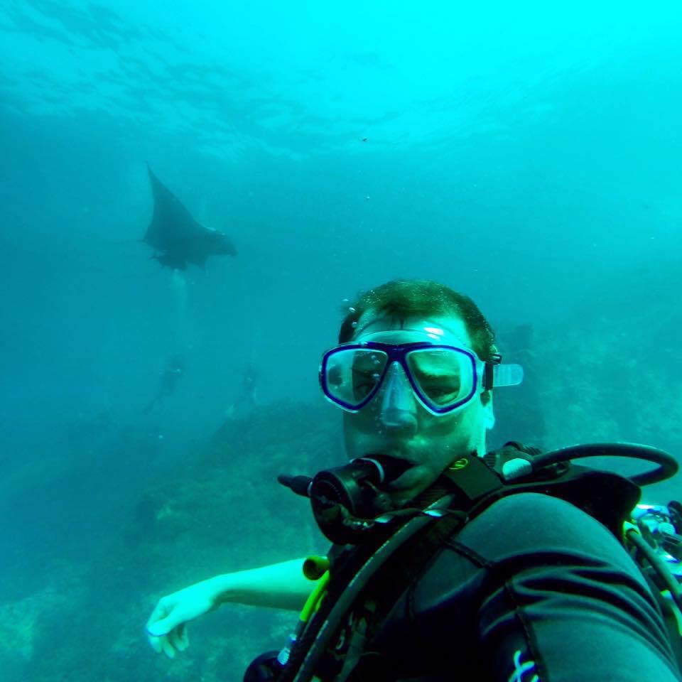 Papa mit einem Manta Rochen beim Tauchen, Richelieu Rock, Similan, Thailand