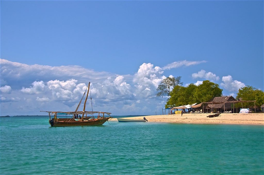 Strand mit Fischerboot an Sansibars Ostküste