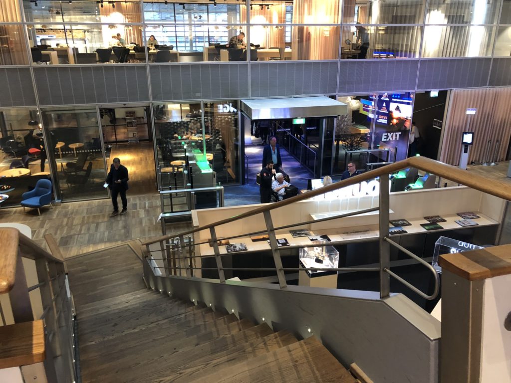 Treppenaufgang in den SAS Gold Lounge Bereich