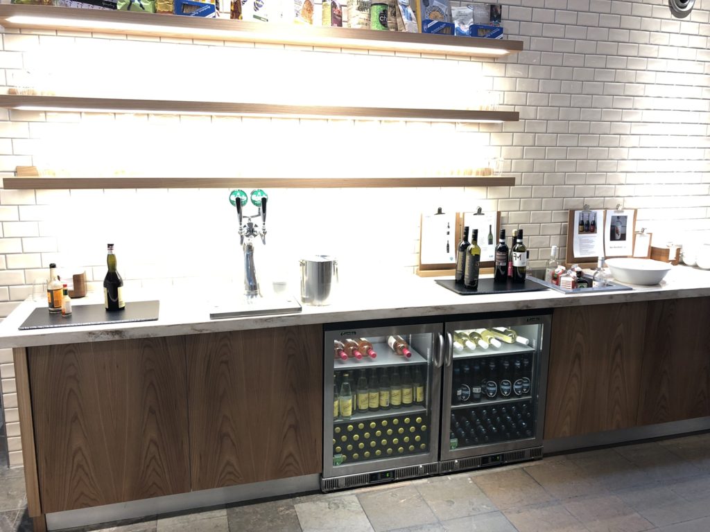 Getränke für den Abend: Wein und frisch gezapftes Bier