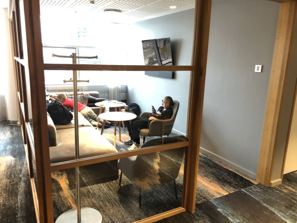 Kinderbereich in einem abgeschlossenen Glas-Zimmer in der SAS Gold Lounge Flughafen Kopenhagen Kastrup