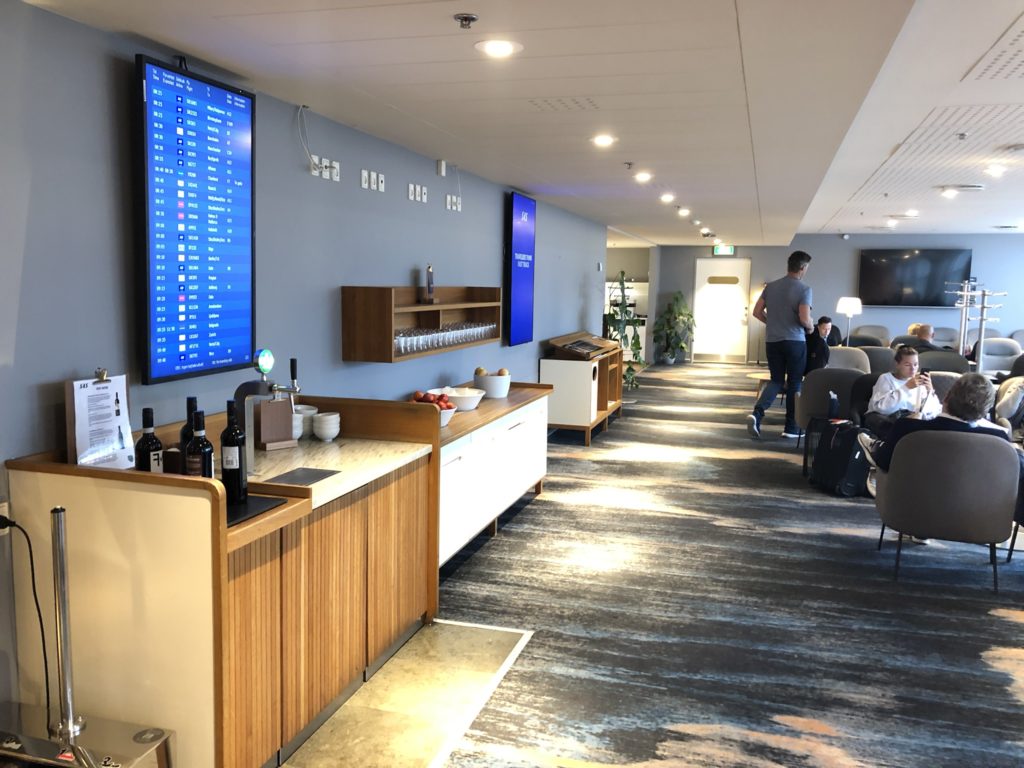Lounge-Bereich mit Getränkestation und Obst in der SAS Gold Lounge Flughafen Kopenhagen Kastrup