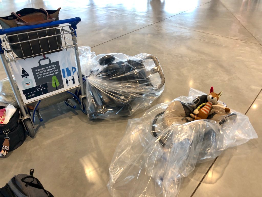 Kinderwagen und Autositz verpackt und wird bis Los Angeles durchgechecked