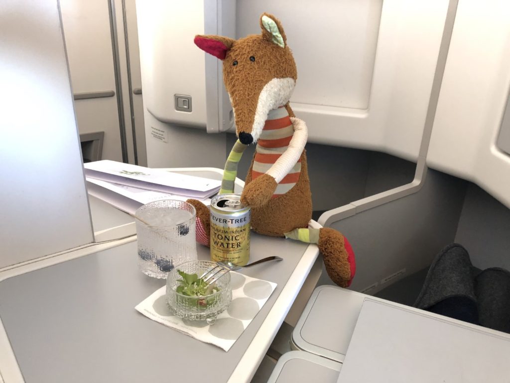 Amuse-Gueule mit einem Gin Tonic in der Finnair Business Class Airbus A350-900
