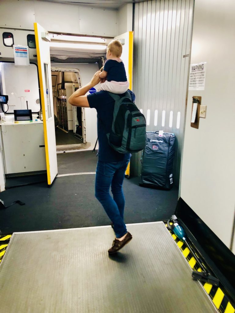Papa trägt mich in den Flieger American Airlines A320