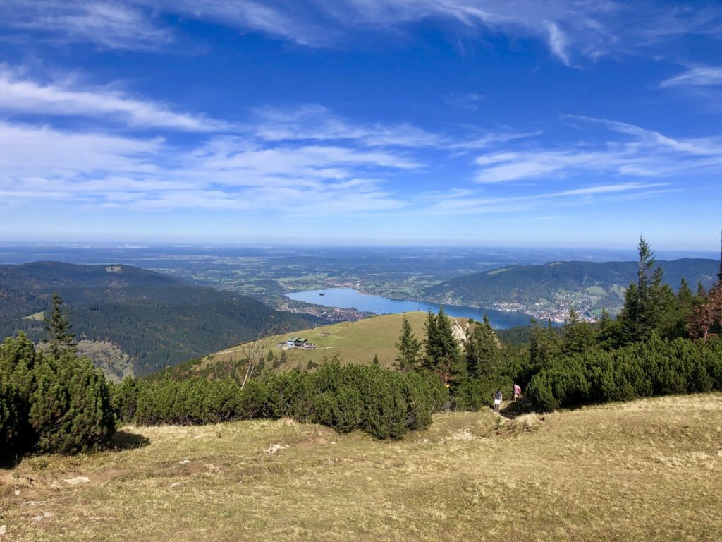 In der Ferne: Hirschberghaus und Tegernsee