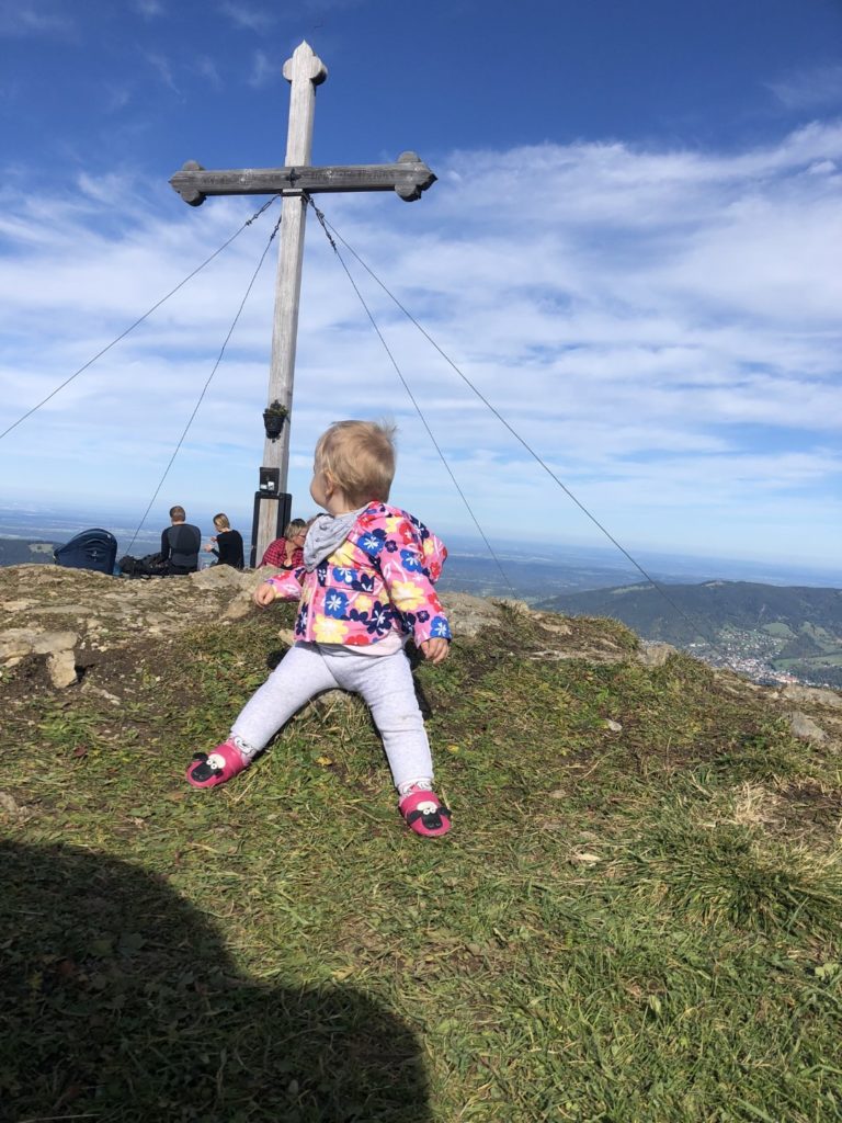 Spielen unter dem Gipfelkreuz - Hirschberg 1668m