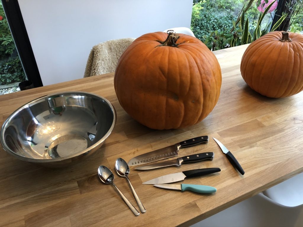 Du brauchst einige Messer und Löffel, Haarspray und Küchentücher