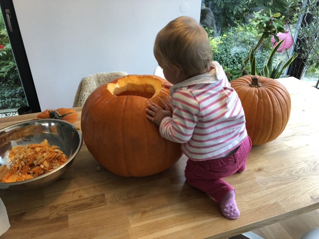 Ich helfe meinem Papa fleissig