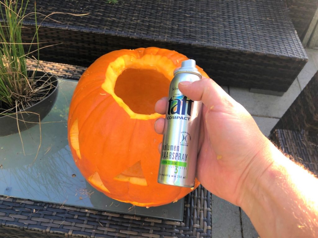 Mit Haarspray machst Du den Kürbis haltbarer gegen Schimmel