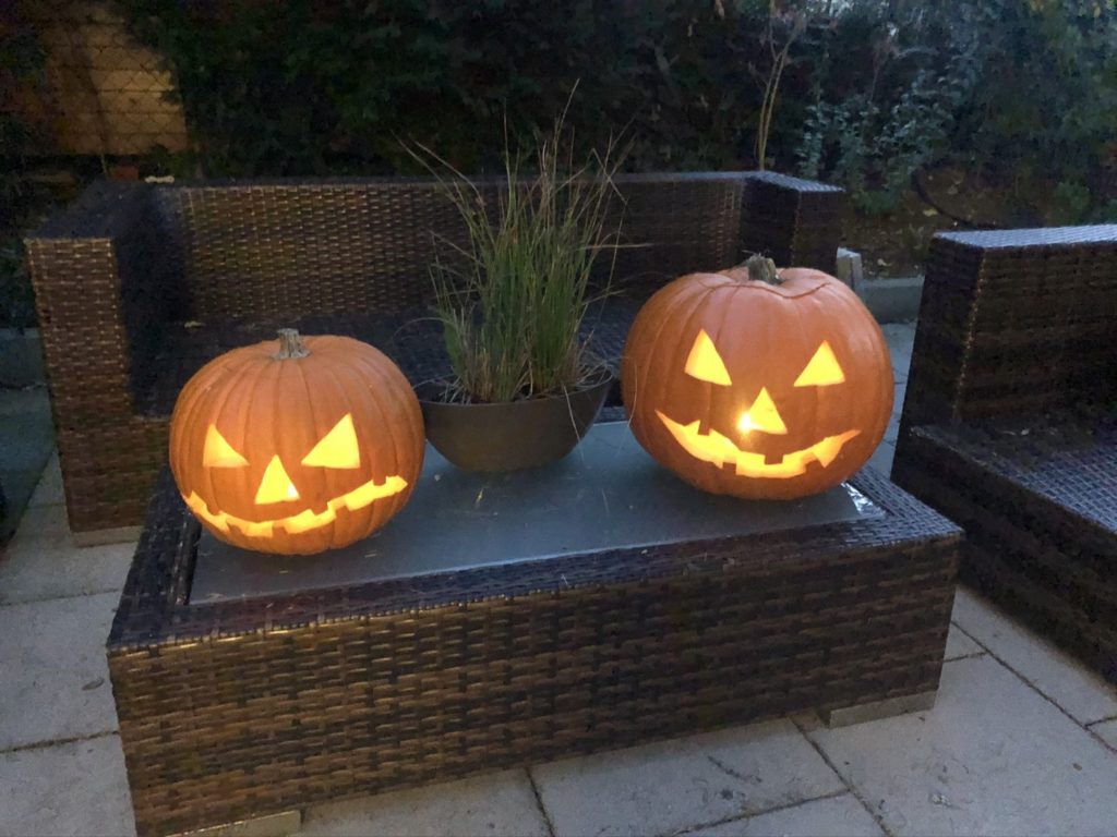 Es wurden sogar zwei Halloween Kürbisse