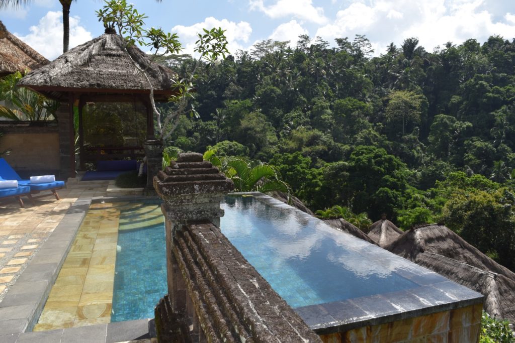 Blick auf den Infinity Pool im Resport Puri Walundari, Ubud, Bali