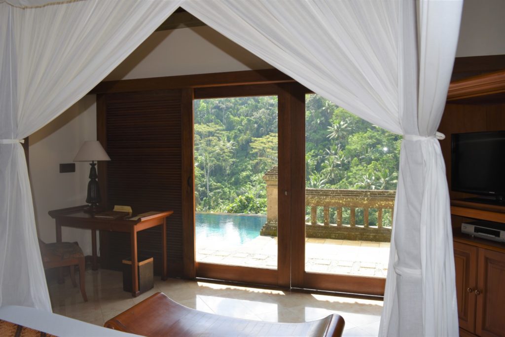 Blick auf aus dem Schlafzimmer auf den Infinity Pool im Resport Puri Walundari, Ubud, Bali