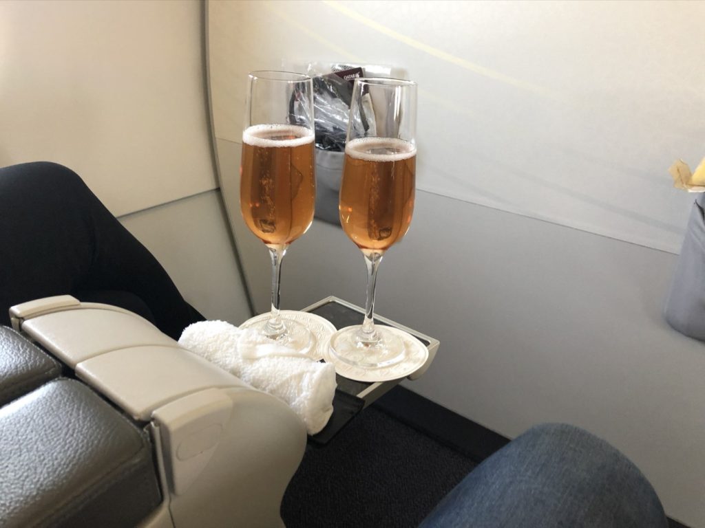 Rose Champagne 2005 mit einem warmen oder kalten Tuch zur Erfrischung vor dem Abflug