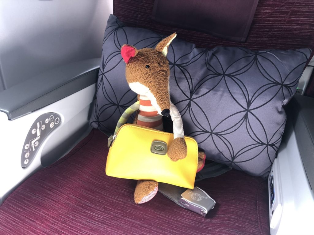 Brics Amenity Kit Quatar Airways in gelb