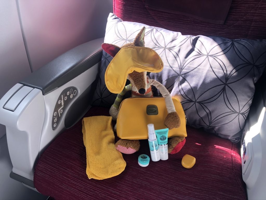 Brics Amenity Kit Quatar Airways in gelb