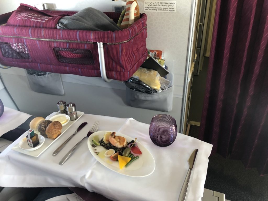 Quatar Airways Airbus A320 Business Class Dinner und Baby Bassinet