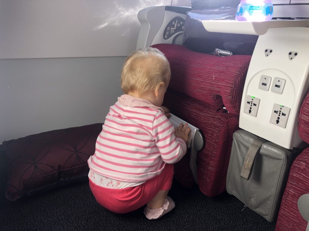 Kein Spielzeug für Babies, also muss der Sitz als Spielplatz herhalten.