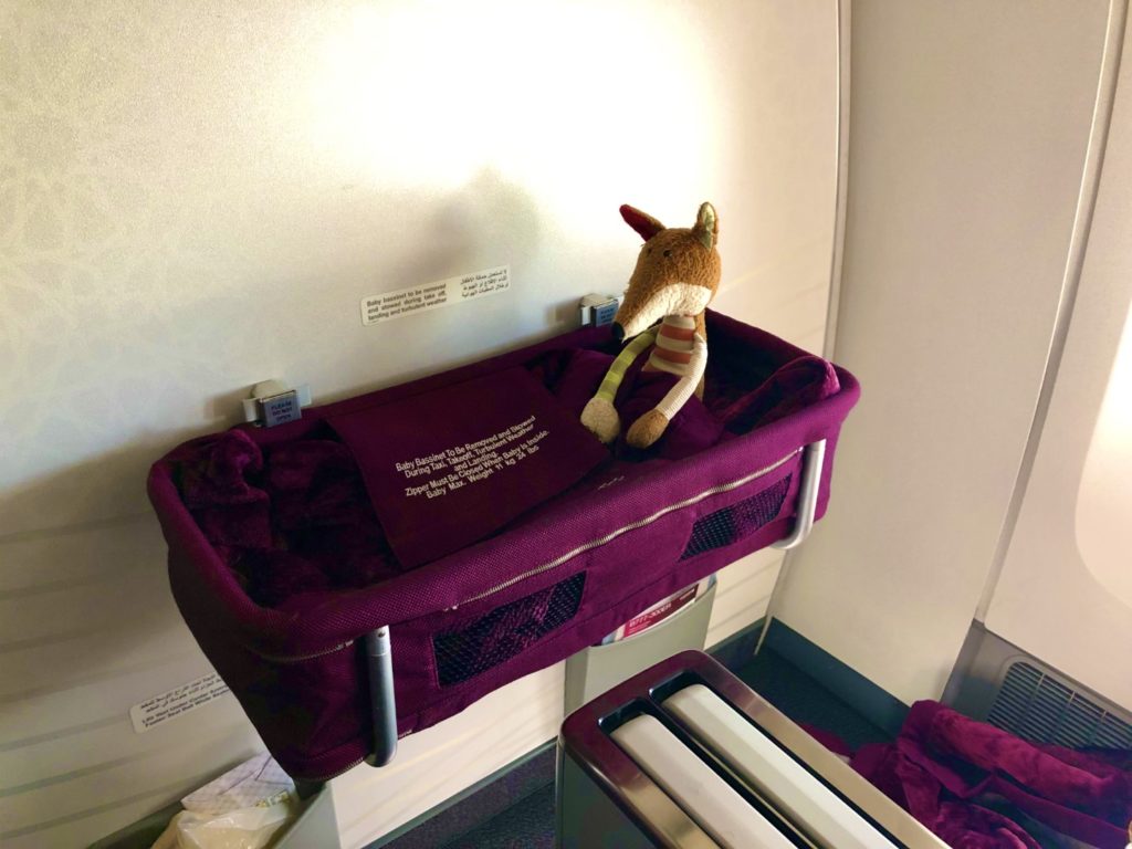 Sigi sitzt schin mal im Qatar Airways baby Bassinet Probe.