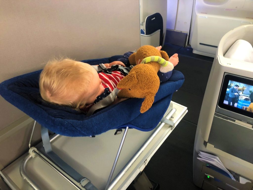 Eher Liegestuhl als Bett - British Airways Boeing 747-400 Baby Bassinet