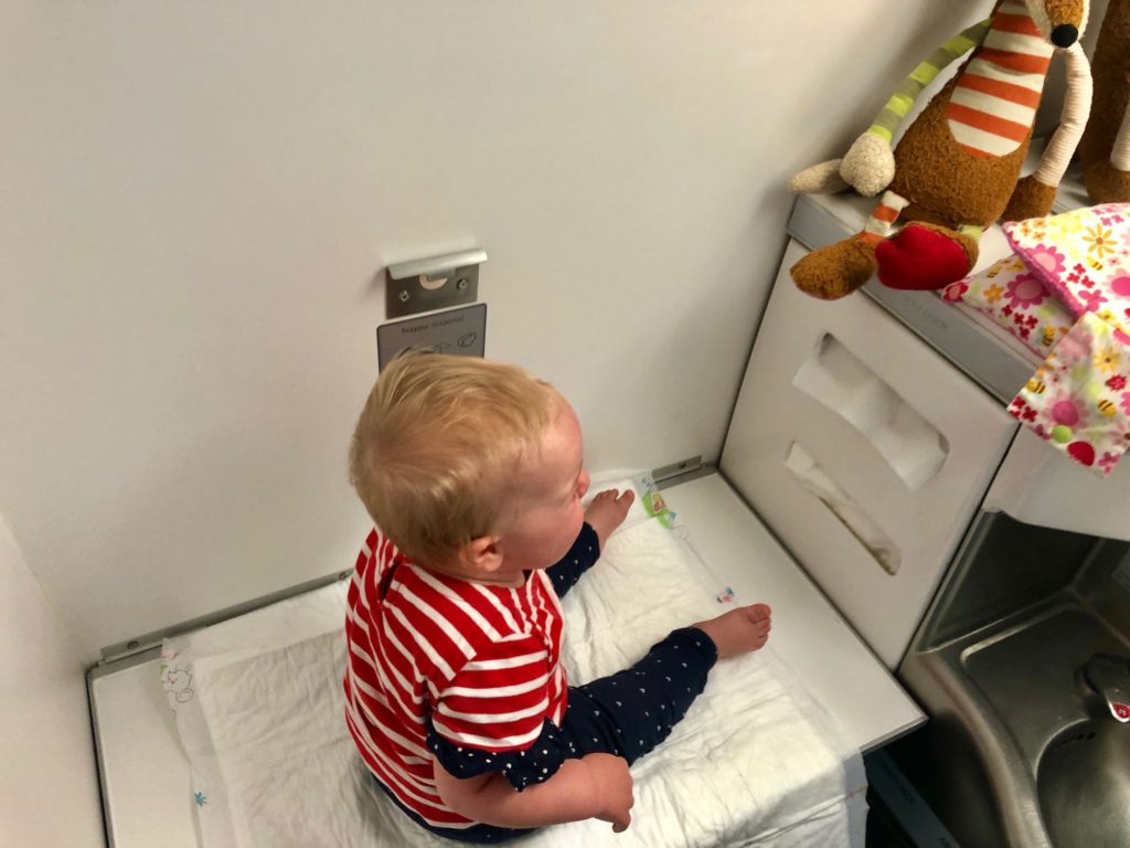 Wickeln auf der Toilette in der Boeing 747-400 von British Airways