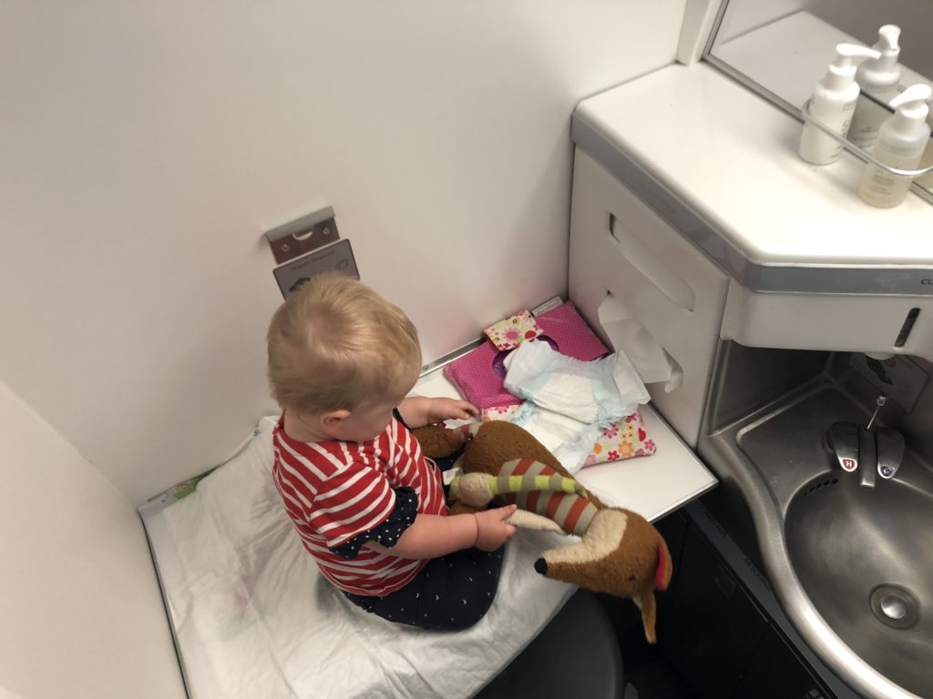Wickeltisch auf der Toilette in der Boeing 747-400 von British Airways